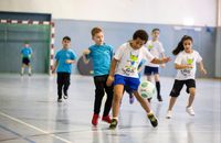 Foto 10, Abwehrspieler Linus Nhlimayo setzt sich mit gutem Stellungsspiel im Zweikampf durch.